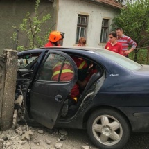 ACCIDENT la COPĂCENI: Beat şi fără permis, un şofer a intrat cu maşina în gardul unei gospodării