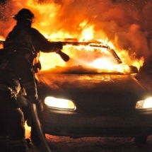 INCREDIBIL. Un bărbat din Vâlcea a dat foc intenționat la două mașini din Sibiu