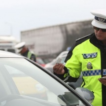 TUPEU: Bărbat din Râmnicu Vâlcea, prins în Argeș conducând cu permisul suspendat