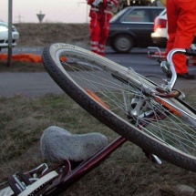 ACCIDENT într-o comună din VÂLCEA. Copil rănit după ce a ieșit cu bicicletă în drum