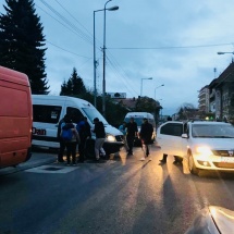 FOTO: ACCIDENT la DRĂGĂȘANI. Copil lovit un autoturism condus de o șoferiță de 26 de ani