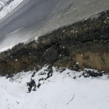 FOTO: Alunecare de teren pe DN 67, la Bărbăteştii