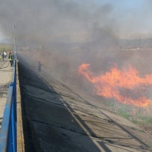 FOTO-VIDEO: Incendiu de vegetație pe faleza râului Olt, în Râmnicu Vâlcea