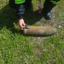 ACUM. Proiectil de artilerie descoperit în albia unui râu din Perişani