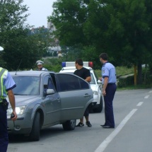 ACUM. Polițiști de la SPR Vâlcea îmbrânciți de un șofer în zona Seaca