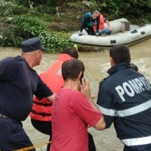 VÂLCEA. Bărbat salvat la limită din apele râului Olănești