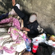 FOTO: Trei persoane  și-au amenajat un adăpost ilegal în Râmnicu Vâlcea