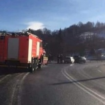 FOTO: Cinci VÂLCENI răniți într-un ACCIDENT pe DN 66. Mergeau spre Mănăstirea Prislop