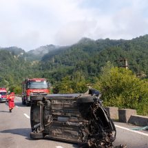 FOTO. ACCIDENT la BREZOI. Mașină răsturnată pe carosabil