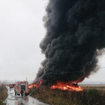 FOTO-VIDEO. Incendiu la un depozit de cauciucuri din Drăgășani. Pompierii intervin de circa 24 de ore