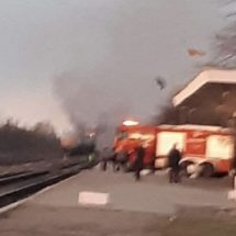 FOTO. Locomotivă în flăcări în apropierea Gării Drăgășani