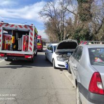 FOTO. ACCIDENT cu trei mașini pe o stradă din RÂMNICU VÂLCEA