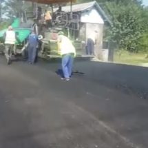 VIDEO: S-a finalizat al doilea strat de asfalt pe drumul județean către Mănăstirea Frăsinei