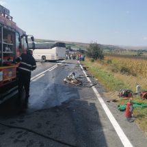 FOTO. Autocar cu 20 de pasageri din Vâlcea, implicat într-un accident rutier pe DN 1