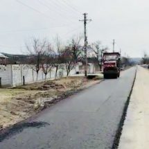 VIDEO. Se toarnă asfalt pe DJ 651 A Bălcești- Ghioroiu- limită județul Gorj, pe raza comunei Ghioroiu