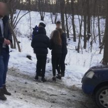 FOTO. Tineri rătăciți într-o zonă înzăpezită a munților Căpățânii, salvați de jandarmii din Vâlcea