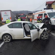 FOTO: Impact între un autoturism și un TIR pe DN 7, la Blidari