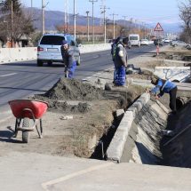 FOTO/RÂMNICU VÂLCEA. Continuă lucrările la trotuarul de pe strada Stolniceni