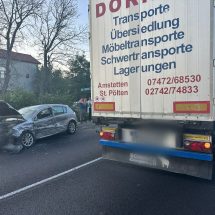 FOTO. Impact între un TIR și un autoturism pe DN 7, în Râmnicu Vâlcea