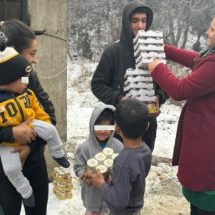 FOTO: 150 de copii au primit pachete cu hrană și dulciuri din partea Arhiepiscopiei Râmnicului