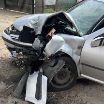 FOTO: Un pensionar a ajuns la spital după ce mașina pe care o conducea a intrat în stâlp