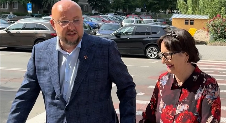VIDEO: Președintele CJ Vâlcea a venit la vot însoțit de mama sa. Ce le transmite vâlcenilor în ziua alegerilor