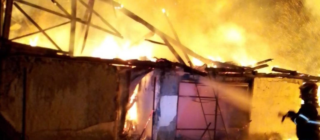 ACUM! Incendiu într-o comună din Vâlcea