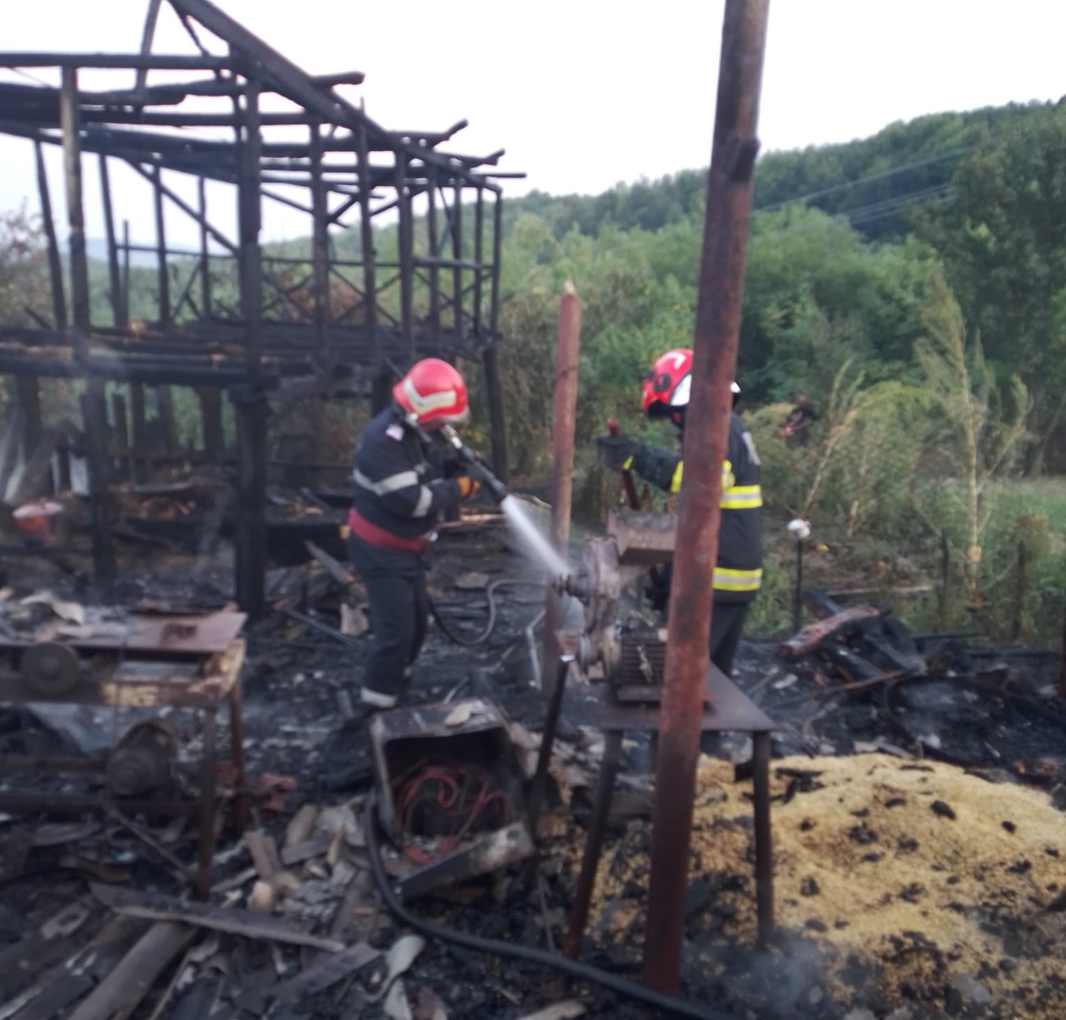 Foto: INCENDIU la Sinești, în această seară. Pompierii spun că furajele au luat foc singure! – Gazeta Vâlceană