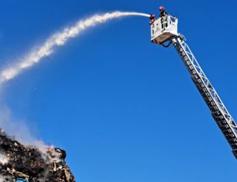 Actualizare informații: OPT AUTOSPECIALE și 16 pompieri se luptă să stingă incendiul de pe platforma industrială