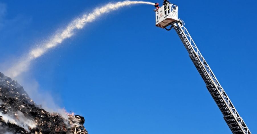 Actualizare informații: OPT AUTOSPECIALE și 16 pompieri se luptă să stingă incendiul de pe platforma industrială
