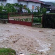 Ajutoare de urgenta pentru familiile din Valcea care au fost afectate de inundatii si alunecari de teren